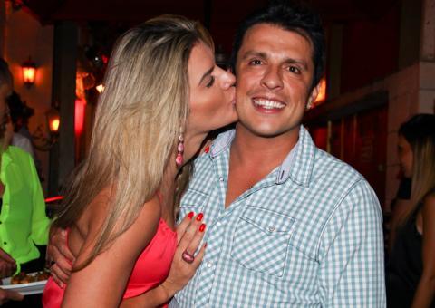 Humorista Ceará comemora 40 anos em jantar com Mirella